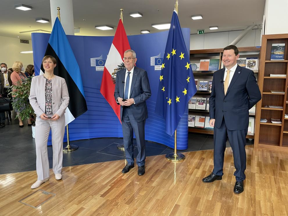 Estlands Präsidentin Kaljulaid und Bundespräsident Van der Bellen mit Kommissionsvertreter Martin Selmayr