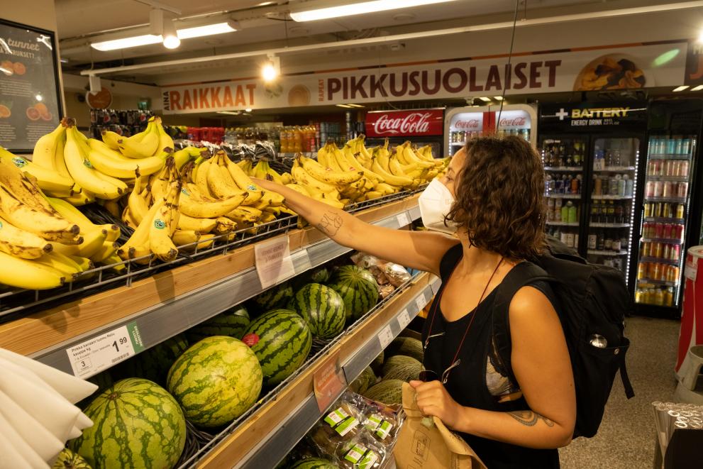Eine 29-jährige Frau kauft Lebensmittel