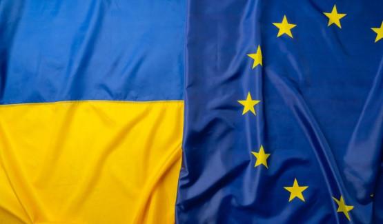 Flaggen EU und Ukraine