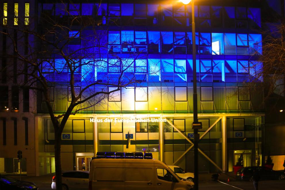 Haus der Europäischen Union in Wien leuchtet in den Farben der ukrainischen Flagge 
